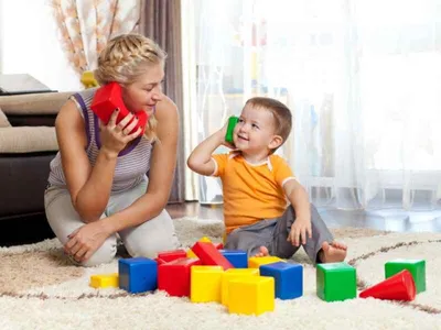 Развивающие игры с мячом и игрушками для малышей