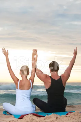 Йога в парах протягивать ног Стоковое Изображение - изображение  насчитывающей тренировка, рука: 65535235