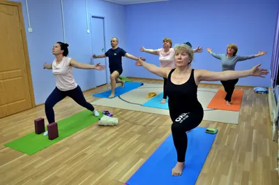 Утренняя йога для начинающих: комплекс упражнений для пробуждения и  похудения, польза занятий вместо зарядки
