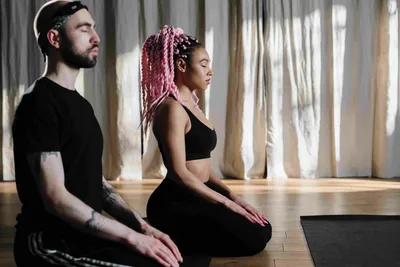 Anahata студия йоги в Одессе, ж/м Радужный - ПАРНАЯ ЙОГА - это практика йоги,  где два человека работают вместе. Каждый одновременно отдает и получает.  Это асаны, осознанное дыхание, прикосновения, общение, доверие, игра,
