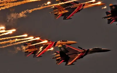 Обои на рабочий стол Самолеты-истребители Российских ВВС Су-27 отрабатывают  элементы групповой слетанности в вечернем небе, обои для рабочего стола,  скачать обои, обои бесплатно
