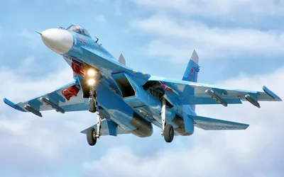 Обои на рабочий стол Истребитель Российских ВВС Су-27 выполняет взлет с  включенными фарами для отпугивания птиц, обои для рабочего стола, скачать  обои, обои бесплатно