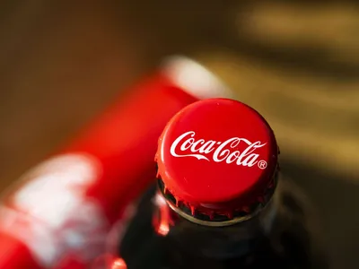 В чем секрет вкуса кока-колы – раскладываем все факторы: химия состава,  тайный ингредиент и реклама, которая внушает счастье | Гол.ру