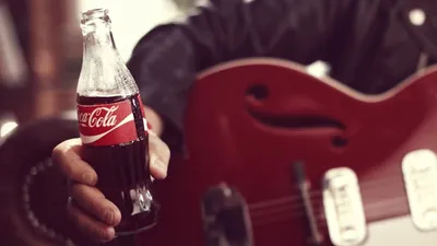 Рекламный выставочный стенд Coca-Cola к жеребьёвке Чемпионата мира по  футболу; реклама «Кока-Кола» — фото стенда