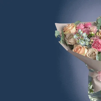 Купить цветочную композицию из живых цветов Ивуар в коробке в Москве на  заказ