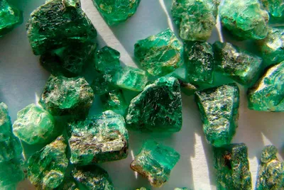 Изумруд — магические свойства камня, как выглядит изумруд, каких цветов  бывает, что значит гидротермальный, к чему снится минерал