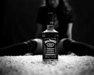Картинки jack daniels, виски, черно белый фон, фото, креатив, бутылка,  девушка - обои 1280x1024, картинка №160907