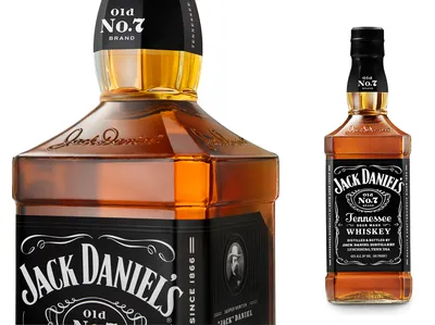 Небольшая Бутылка Jack Daniels Виски Изолированные На Темном Фоне —  стоковые фотографии и другие картинки Алкоголь - напиток - iStock
