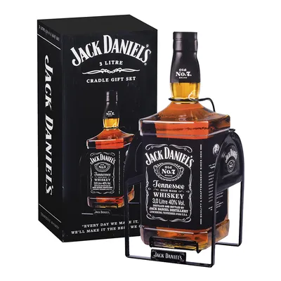 Посмотрите на разнообразие бутылок виски Jack Daniels Spiced растет в полку  немецкого супермаркета Редакционное Стоковое Фото - изображение  насчитывающей пряный, немецко: 196618653