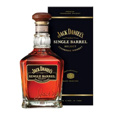 Бутылка виски Jack Daniels поднимается на черном фоне и оранжевой  Редакционное Изображение - изображение насчитывающей дэниелс, ликвор:  171230360
