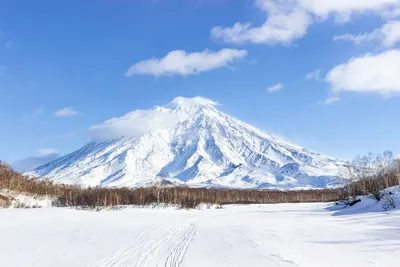 Обои вулкан, камчатка, россия, горы, дым, снег картинки на рабочий стол,  фото скачать бесплатно