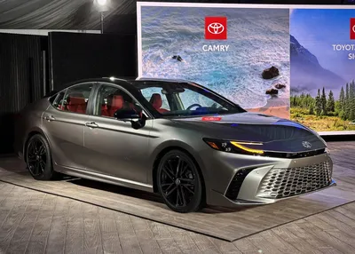 2025 Toyota Camry Goes All-In On Hybrid But It's The Styling That's Most  Memorable