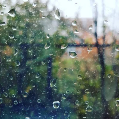 капли дождя на стекле. стоковое фото. изображение насчитывающей окно -  216717740