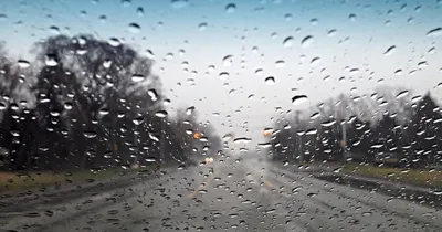 капли дождя на стекле в дождливый день Стоковое Фото - изображение  насчитывающей дом, поверхность: 220982544