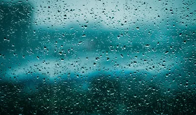Капли дождя стекают по стеклу стоковое фото ©xload 150821418