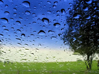 Скачать обои дождь, окно, капли дождя, свет в окне на рабочий стол из  раздела картинок Необычные