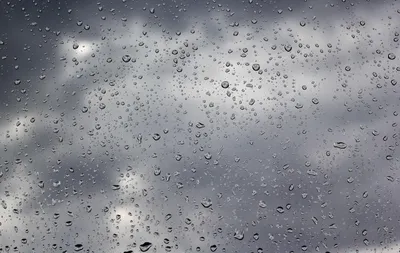Капли дождевой воды на стекле | Обои капелек воды на черный день |  Прекрасные внешние капли дождевой воды на стекле Стоковое Фото -  изображение насчитывающей стекло, съемка: 199845570