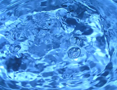 Капли воды неоновые цвета высокое …» — создано в Шедевруме
