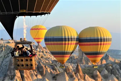 Воздушные Шары Летящие На Закате Каппадокия Турция — стоковые фотографии и  другие картинки Каппадокия - iStock