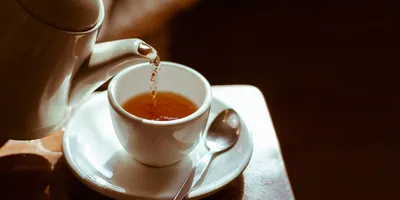 Прозрачная чашка чая на столе в …» — создано в Шедевруме