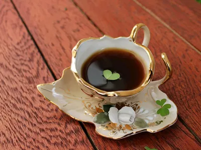Чашка чая с тропическими листьями на столе, крупным планом :: Стоковая  фотография :: Pixel-Shot Studio