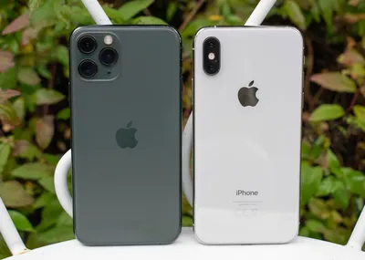 Phone 12 Pro Max in Gold next to iPhone 11 Pro Max in Midnight Green color  Stock Photo - Alamy