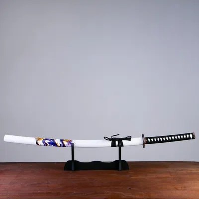 Обои на рабочий стол Японский меч - катана с ножнами на размытом темном  фоне, обои для рабочего стола, скачать обои, обои бесплатно