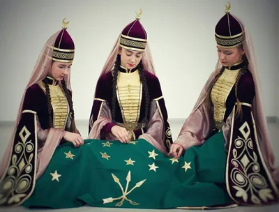 Красивые кавказские девушки и красивый мальчик Стоковое Изображение -  изображение насчитывающей шинель, шали: 37255019