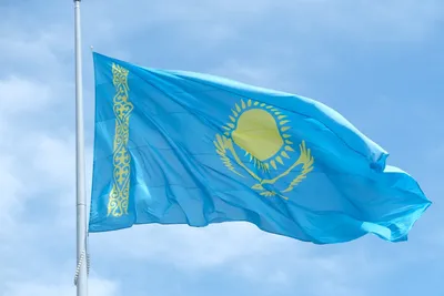 Флаг Казахстана на фоне города размыт на фоне восхода солнца стоковое фото  ©natanaelginting 154567770