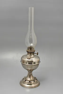 Старинная керосиновая лампа стоит на…» — создано в Шедевруме