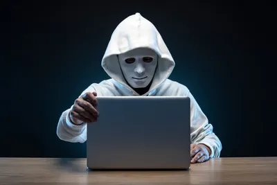 Хакер Работает На Ноутбуке В Темноте — стоковые фотографии и другие  картинки Хакер - Хакер, Интернет, Мошенник - роль человека - iStock