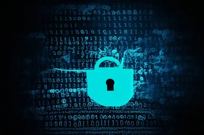 Рука хакера на клавиатуре компьютера с открытым значком, кибер атакой,  незащищённой сетью, безопасностью интернета Стоковое Изображение -  изображение насчитывающей данные, красно: 108492431