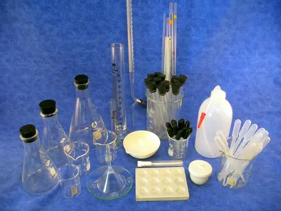 Пустой химическая посуда на фоне цветов Стоковое Изображение - изображение  насчитывающей фармацевтическо, биохимии: 187473833