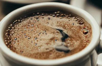 Давай красиво выпьем кофе, Немного посидим вдвоём, Не торопясь, в тиши,  покое, Поговорим о том, о сём. О новых веяниях моды, Поэта… | Кофе,  Сервизы, Утренние цитаты