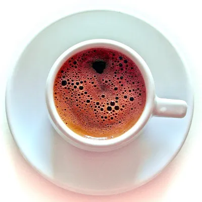 Для чего кофе подают с водой? И как правильно запивать кофе водой?