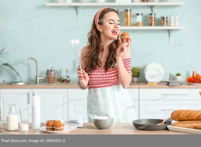 Забавная злая домохозяйка готовит на кухне :: Стоковая фотография ::  Pixel-Shot Studio