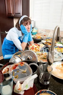 Молодая домохозяйка на кухне Стоковое Изображение - изображение  насчитывающей жизнерадостно, мило: 159958835