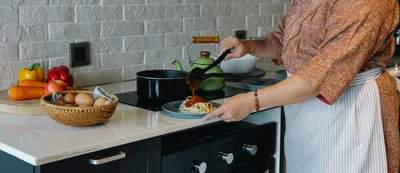 40летняя Женщина На Кухне Домохозяйка Делает Салат — стоковые фотографии и  другие картинки В помещении - iStock