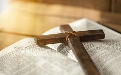 Библия и розарий: Христианские библия и розарий на деревянном столе  Стоковое Изображение - изображение насчитывающей протестант, лютеранин:  147415525