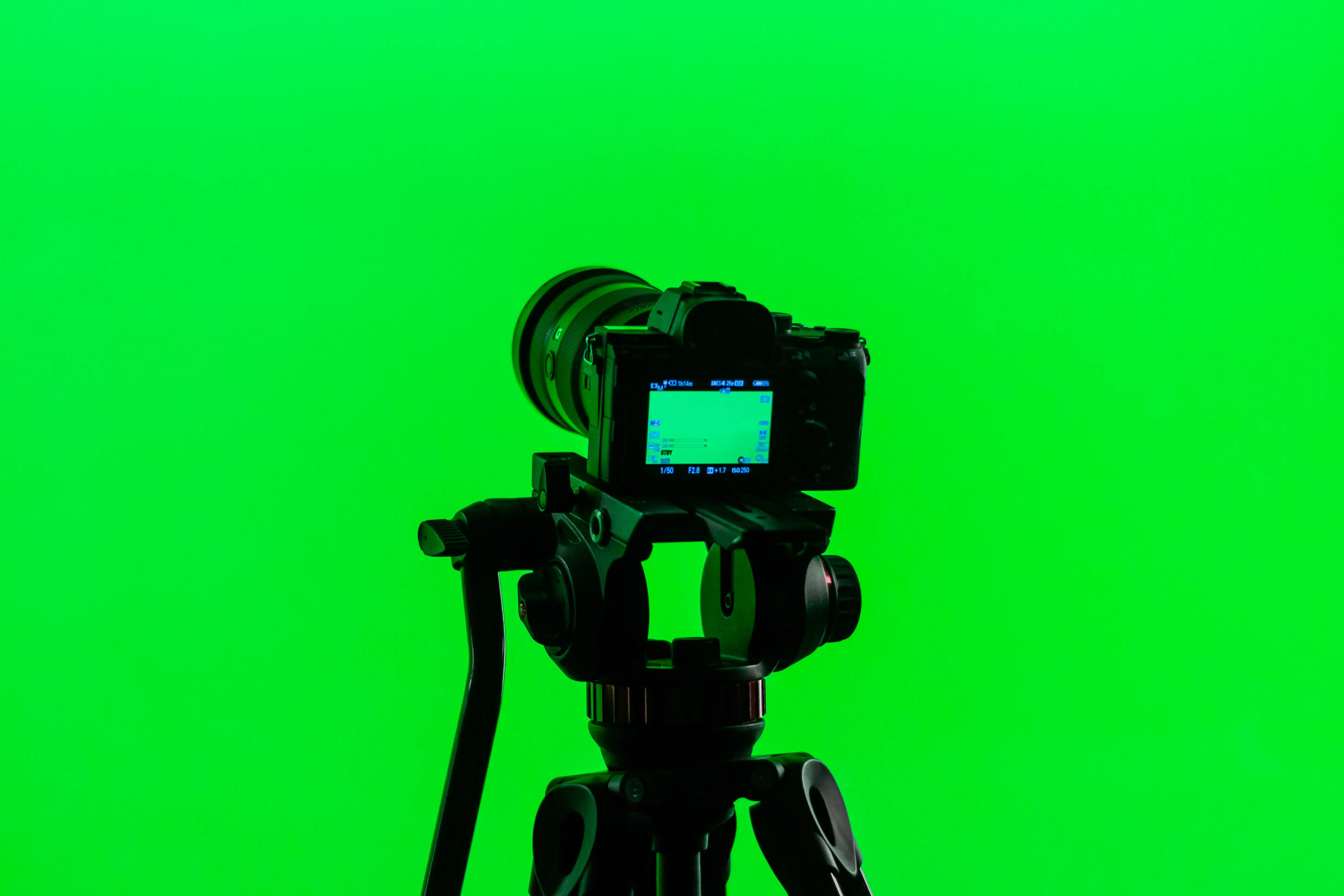 Зеленый экран камеры. Видеокамера хромакей. Фотоаппарат на зеленом фоне. Штатив для хромакея. Видеокамера на зеленом фоне.