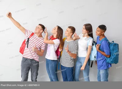 Классные подростки, делающие селфи на белом фоне :: Стоковая фотография ::  Pixel-Shot Studio