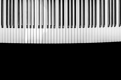 Клавиши фортепиано, конец документа музыки вверх Стоковое Фото -  изображение насчитывающей пианист, учить: 169043070