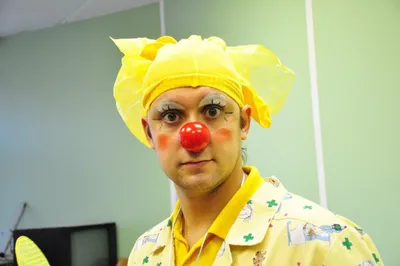 Человек в макияже клоуна стоковое изображение. изображение насчитывающей  драма - 160096677