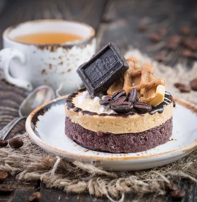 Пирожное и чашка кофе для десерта,фон деревянный. Stock Photo | Adobe Stock
