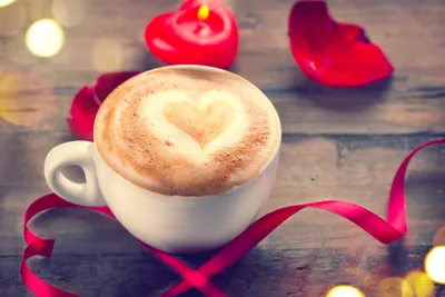 Кофе с сердечком и подарок рядом - обои на рабочий стол
