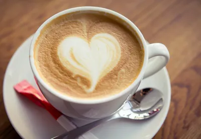 Чашечка кофе с сердечком с верху …» — создано в Шедевруме