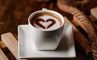 Фото В руках девушки чашка с кофе с сердечком, (Love / любовь)