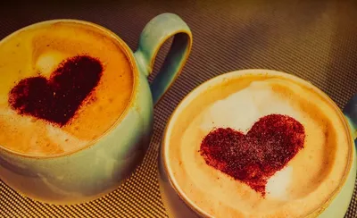 Кофейные чашки Валентайн с сердцами Стоковое Фото - изображение  насчитывающей день, романтично: 28262852