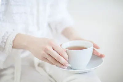белая чашка кофе в руках девушки на темном фоне, изящная рука, рука  замужней женщины с чашкой чая, горизонтальная позиция фон картинки и Фото  для бесплатной загрузки