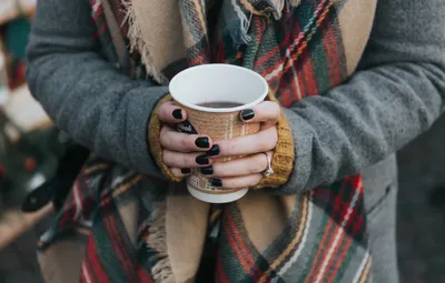 Чашка кофе на завтрак в руках влюбленных . стоковое фото  ©yana-komisarenko@yandex.ru 148424459